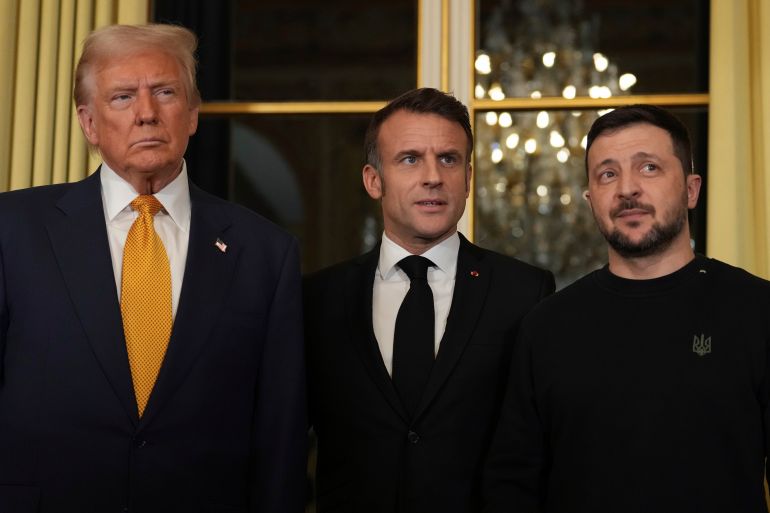 Donald Trump, Emmanuel Macron and Volodymyr Zelenskyy pose together for a photo.